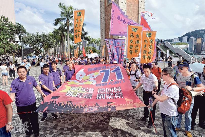 以高達斌為首的愛港之聲、正義聯盟黨和香港政研會於尖沙嘴文化中心遊行至油麻地眾坊街,沿途載歌載舞,表達「反港獨」的聲音。(馮凱鍵攝) 以高達斌為首的愛港之聲、正義聯盟黨和香港政研會於尖沙嘴文化中心遊行至油麻地眾坊街,沿途載歌載舞,表達「反港獨」的聲音。(馮凱鍵攝)