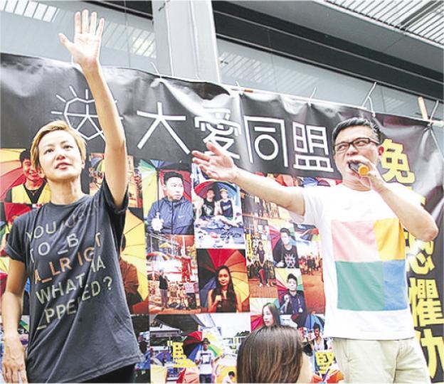 藝人黃耀明(右)、何韻詩(左)昨為大愛同盟街站站台,不少市民走上前與何握手,何一度感觸眼紅紅。(林俊源攝)中大新亞書院學生會在facebook專頁呼籲同學上街,惟最終只有3名幹事出席,會長鄧同學(右)說,去年亦有呼籲同學上街,約有10人響應。他認為上街並非行禮如儀,而是表達訴求的一種。圖左為學生會成員朱同學,他稱今年最大訴求是學術自由,眼見特首梁振英委任不熟悉校務的「梁粉」如李君豪入校董會,表示不齒校董會淪為換取政治利益的地方。(植敏欣攝)嶺大學生會成員黎同學(左)及文同學(右)昨與科大、理大學 藝人黃耀明(右)、何韻詩(左)昨為大愛同盟街站站台,不少市民走上前與何握手,何一度感觸眼紅紅。(林俊源攝)中大新亞書院學生會在facebook專頁呼籲同學上街,惟最終只有3名幹事出席,會長鄧同學(右)說,去年亦有呼籲同學上街,約有10人響應。他認為上街並非行禮如儀,而是表達訴求的一種。圖左為學生會成員朱同學,他稱今年最大訴求是學術自由,眼見特首梁振英委任不熟悉校務的「梁粉」如李君豪入校董會,表示不齒校董會淪為換取政治利益的地方。(植敏欣攝)嶺大學生會成員黎同學(左)及文同學(右)昨與科大、理大學