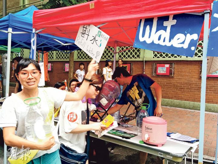 有環保團體喺遊行路線沿途多處擺「水站」,歡迎市民斟水,減少樽裝飲品。(楊柏賢攝)「守護大嶼聯盟」成員噚日拎住樂器唱出訴求,反對政府硬推發展大嶼山計劃,令遊行加多一啲歡樂。(楊柏賢攝)政府早排提出嘅版權條例草案已暫時擱置討論,關注事件嘅鍵盤戰線噚日都擺街站賣嘢。鍵盤戰線發言人「滑鼠娘娘」鄺頌晴清涼上陣,吸引唔少眼球。(楊柏賢攝)七一遊行係宣團體理念嘅場地,唔少團體都表達對民生政策嘅關注,有團體出動小朋友派傳單,宣傳保護農地,反對逼遷,成功吸睛。(楊柏賢攝)年過70歲、人稱「飛天豬」嘅前港區人大朱幼 有環保團體喺遊行路線沿途多處擺「水站」,歡迎市民斟水,減少樽裝飲品。(楊柏賢攝)「守護大嶼聯盟」成員噚日拎住樂器唱出訴求,反對政府硬推發展大嶼山計劃,令遊行加多一啲歡樂。(楊柏賢攝)政府早排提出嘅版權條例草案已暫時擱置討論,關注事件嘅鍵盤戰線噚日都擺街站賣嘢。鍵盤戰線發言人「滑鼠娘娘」鄺頌晴清涼上陣,吸引唔少眼球。(楊柏賢攝)七一遊行係宣團體理念嘅場地,唔少團體都表達對民生政策嘅關注,有團體出動小朋友派傳單,宣傳保護農地,反對逼遷,成功吸睛。(楊柏賢攝)年過70歲、人稱「飛天豬」嘅前港區人大朱幼