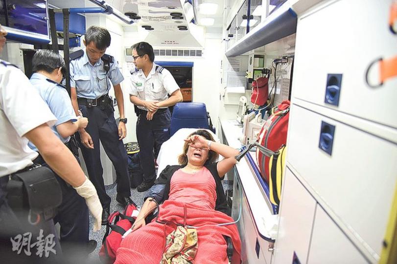 遭「問路黨」扒竊銀包的女事主被送上救護車時仍激動哭訴:「點解唔可以做好人……」(蔡方山攝) 遭「問路黨」扒竊銀包的女事主被送上救護車時仍激動哭訴:「點解唔可以做好人……」(蔡方山攝)