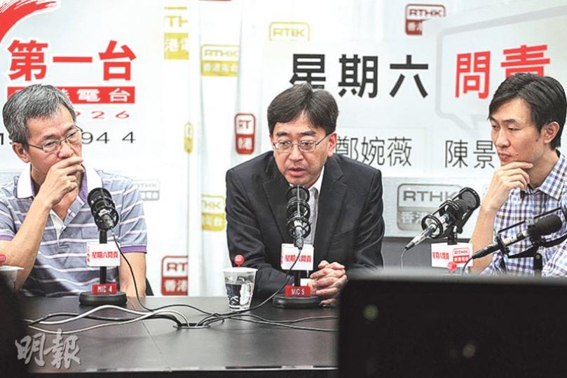食衛局長高永文(中)昨表示,自己不是政治人,只做應做的,並把委任病人代表的工作交給本身是公務員的常任秘書長,若仍不獲信任,他已盡了力。(李紹昌攝) 食衛局長高永文(中)昨表示,自己不是政治人,只做應做的,並把委任病人代表的工作交給本身是公務員的常任秘書長,若仍不獲信任,他已盡了力。(李紹昌攝)