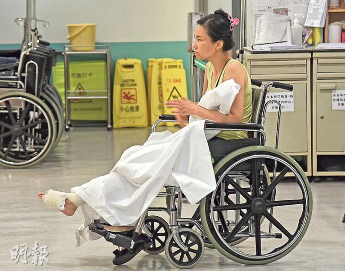 光顧自助洗衣店期間遭匪徒搶去手機女事主,因追賊期間跌倒受傷,需送院治理,幸無大礙。(蔡方山攝) 光顧自助洗衣店期間遭匪徒搶去手機女事主,因追賊期間跌倒受傷,需送院治理,幸無大礙。(蔡方山攝)