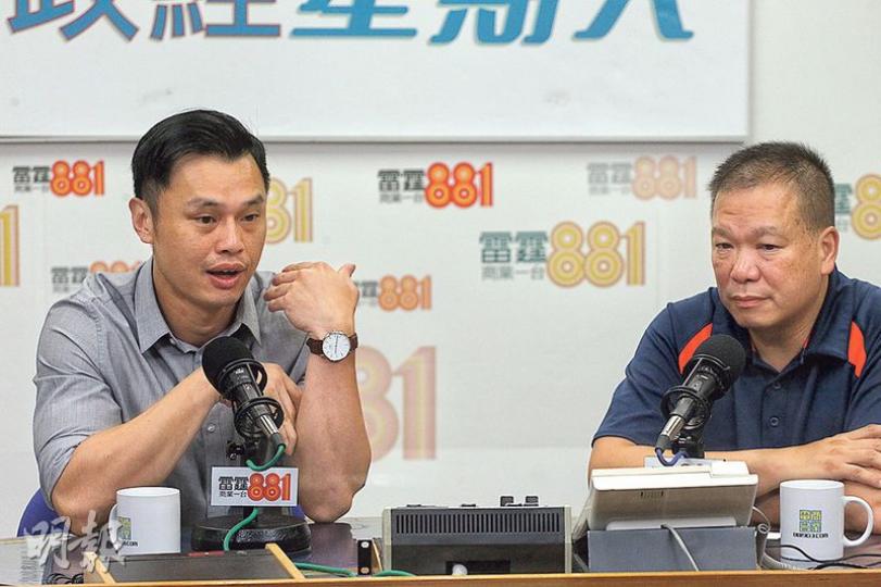 政府紀律部隊人員總工會副主席麥錦輝(右)表示,九龍灣迷你倉火場內發現有牀及被褥,疑是居住痕迹。左為消防處職工總會主席聶元風。(李紹昌攝)
政府紀律部隊人員總工會副主席麥錦輝(右)表示,九龍灣迷你倉火場內發現有牀及被褥,疑是居住痕迹。左為消防處職工總會主席聶元風。(李紹昌攝)