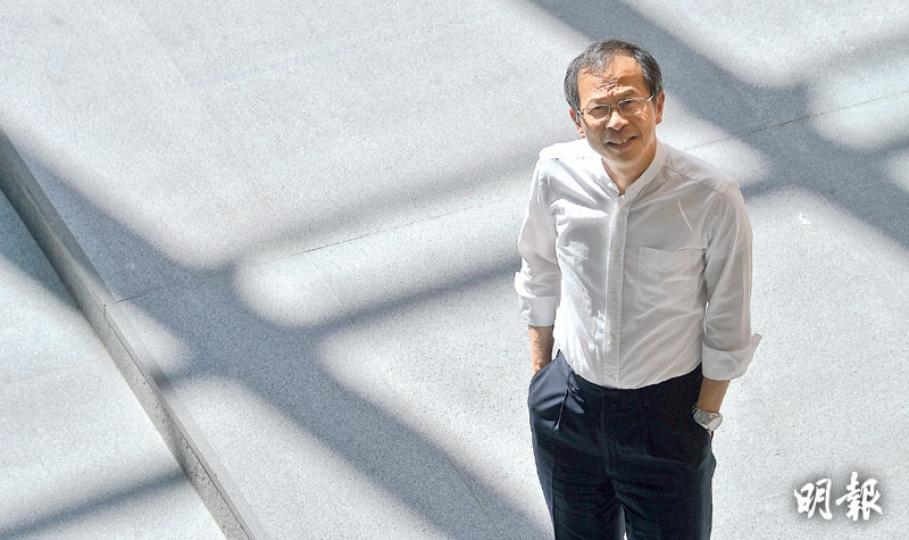 1998年起擔任立法會議員的曾鈺成，即將退下火線，由於議會工作仍甚忙碌，他稱現時對卸任未有特別感覺。畢業後曾任教師的他，9月將重執教鞭，到中大政治及行政學系教授有關議會運作的課堂。（楊柏賢攝）立法會主席曾鈺成6月底接受本報專訪時，對是否一定不會參選特首有「新答案」，稱自己過去已多次回應，但大家都不相信，着大家「拭目以待」。（楊柏賢攝）