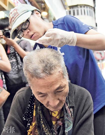 熱心市民Joey帶備醫療物品,即場為婆婆檢查傷勢及更換繃帶。(林智傑攝)市民曾太帶就讀幼稚園的女兒到報檔,女兒將500元積蓄交給婆婆表達心意。(林智傑攝) 熱心市民Joey帶備醫療物品,即場為婆婆檢查傷勢及更換繃帶。(林智傑攝)市民曾太帶就讀幼稚園的女兒到報檔,女兒將500元積蓄交給婆婆表達心意。(林智傑攝)