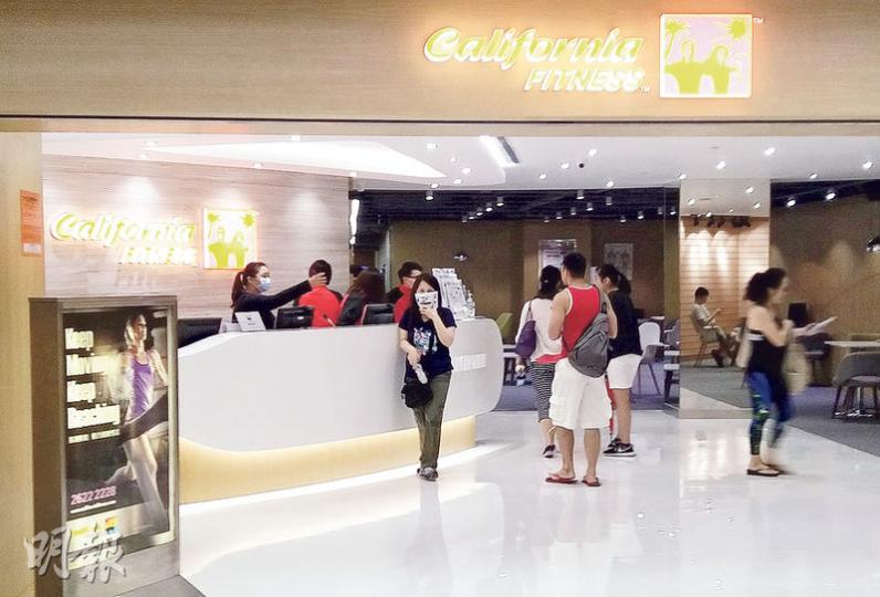 California FITNESS黃埔分店今日停業，昨有不少該店會員到分店了解，約百名會員成立大聯盟，爭取健身中心賠償。（林智傑攝）據悉，California FITNESS多間分店均縮減人手和資源，不少分店上班人數比以往減少，有分店則縮短冷氣開放時間。旺角分店昨日如常營運（圖），但未見如常展示分店經理及負責職員的姓名和照片。（樊銳昌攝）