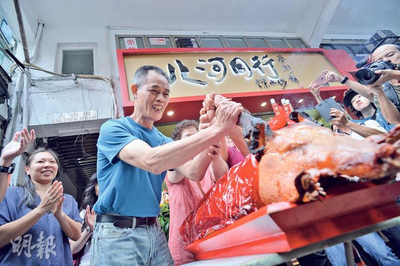 明哥（前左）喺大南街嘅新店「北河同行（深水埗）」開張，吸引唔少好友同支持者到場，明哥都話好開心，並切燒豬慶祝。（蘇智鑫攝）噚日傍晚6點明哥同義工團運送飯盒到通州街天橋底派發，唔少長者同露宿者已一早排隊等候。（蘇智鑫攝）有熱心人主動贊助龍躉同鮮蝦，等明哥可以整200個豪華海鮮飯盒畀有需要嘅人，唔少長者收到飯盒都話好開心。（蘇智鑫攝）