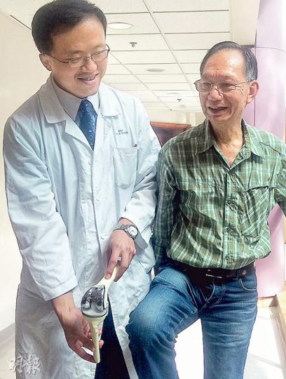 68歲的劉先生（右）原本雙膝關節間的軟骨組織被磨蝕，步步艱辛。今年2月，他在雅麗氏何妙齡那打素醫院矯形及創傷（骨）外科顧問醫生范智豪（左）建議下，在該院接受雙膝關節置換手術，現時可上落樓梯，屈膝時也不如以往疼痛。（陳柔雅攝）