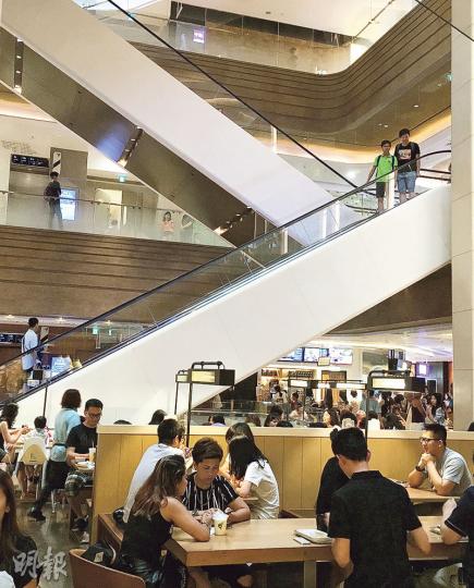銅鑼灣希慎11樓美食廣場是黑點之一，因食客靠近扶手電梯下方，電梯兩邊屬透明玻璃，客易走光。（李哲毅攝）