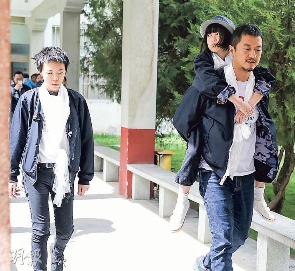 李亞鵬帶竇靖童及李嫣到拉薩行善，李嫣出現高山反應，由爸爸李亞鵬背着行路。（微博圖片）李亞鵬讓李嫣吸氧氣。（微博圖片）