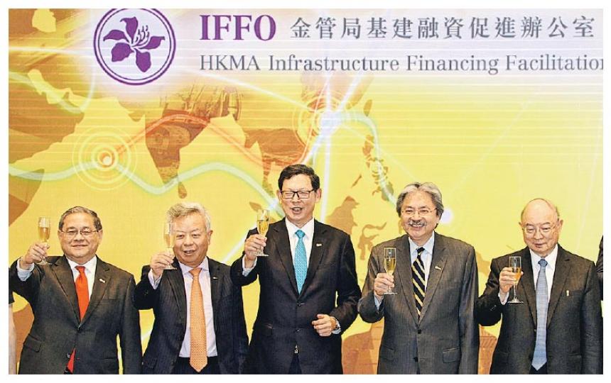 金管局基建融資促進辦公室昨日正式成立,主要是新興市場基建項目的資訊交流平台。財政司長曾俊華(右二)、金管局總裁陳德霖(中)及亞投行行長金立群(左二)都有出席典禮。 (鍾林枝攝) 金管局基建融資促進辦公室昨日正式成立,主要是新興市場基建項目的資訊交流平台。財政司長曾俊華(右二)、金管局總裁陳德霖(中)及亞投行行長金立群(左二)都有出席典禮。 (鍾林枝攝)
