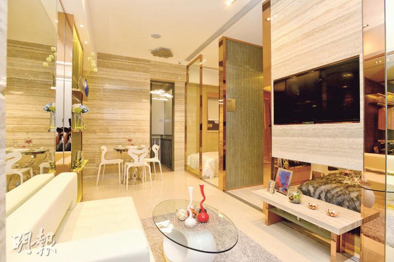 由百利保、富豪酒店及市建局合作發展的長沙灣尚都,昨開放4個示範單位予傳媒參觀,圖為2房連裝修示範單位,實用面積429方呎,全屋以金色為主調,配上雲石地磚,流露奢華氣派。(黃志東攝) 由百利保、富豪酒店及市建局合作發展的長沙灣尚都,昨開放4個示範單位予傳媒參觀,圖為2房連裝修示範單位,實用面積429方呎,全屋以金色為主調,配上雲石地磚,流露奢華氣派。(黃志東攝)