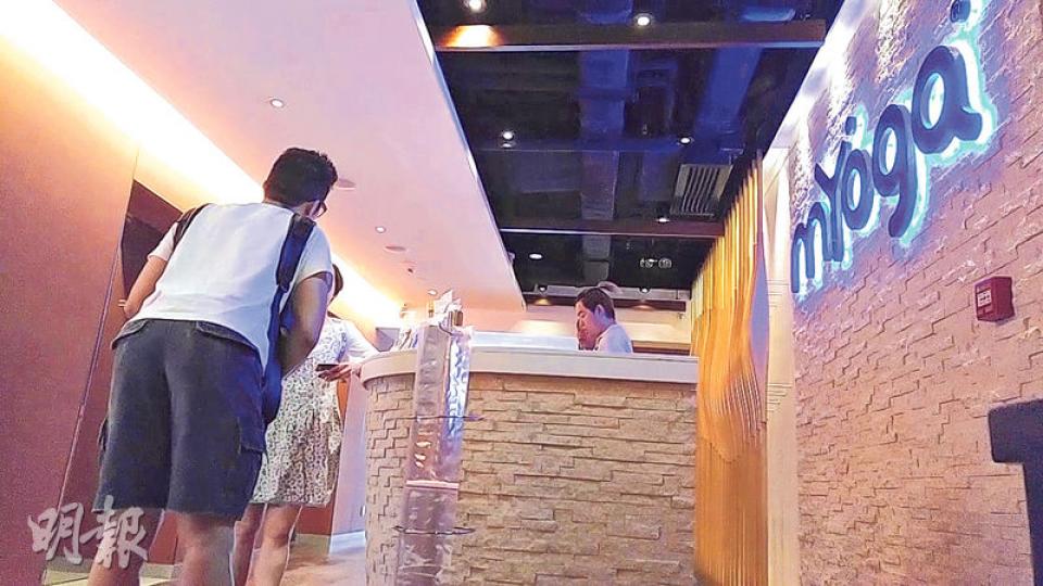 本報記者昨以顧客身分到mYoga銅鑼灣分店要求申請入會,職員說不再收新會員,但無交代原因。(伍浦鋒攝) 本報記者昨以顧客身分到mYoga銅鑼灣分店要求申請入會,職員說不再收新會員,但無交代原因。(伍浦鋒攝)