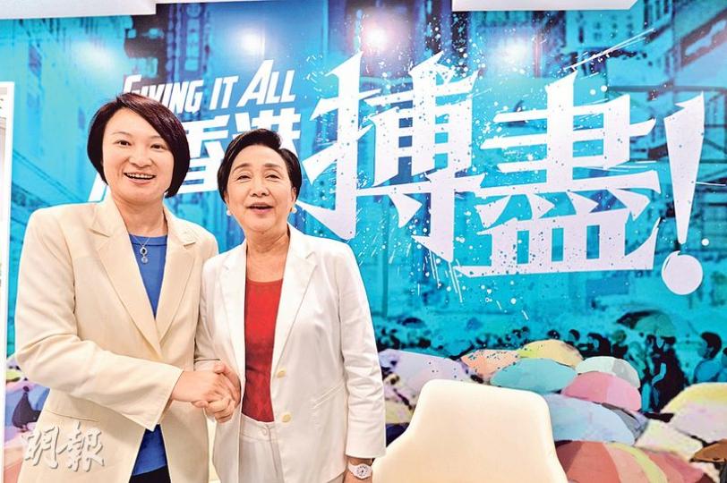 民主黨主席劉慧卿(右)噚日約咗民建聯主席李慧琼(左)出席錄影節目《議會內外》,講香港如何放下對立,走出困局。(馮凱鍵攝) 民主黨主席劉慧卿(右)噚日約咗民建聯主席李慧琼(左)出席錄影節目《議會內外》,講香港如何放下對立,走出困局。(馮凱鍵攝)
