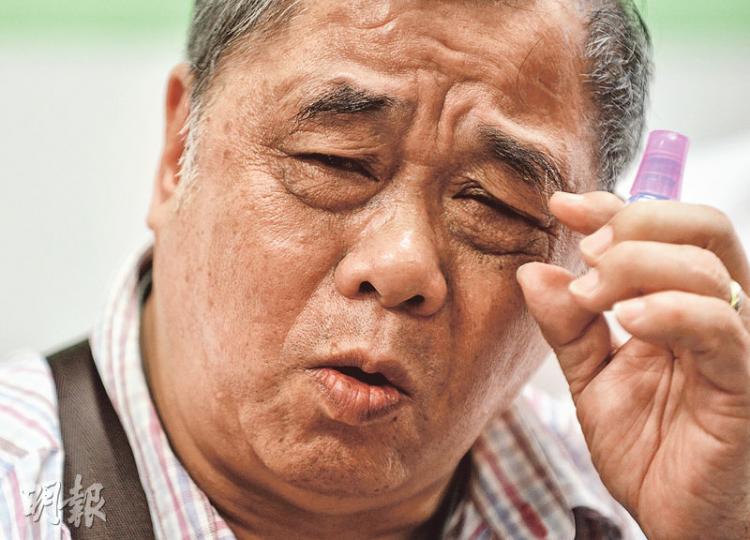 李伯(圖)稱左眼做白內障手術後有「入沙」的感覺,連眨眼也痛,視野矇矓泛黃,每天都忍受極大痛楚,醫生事後在其左眼取出部分理應自然分解的縫線。(蘇智鑫攝) 李伯(圖)稱左眼做白內障手術後有「入沙」的感覺,連眨眼也痛,視野矇矓泛黃,每天都忍受極大痛楚,醫生事後在其左眼取出部分理應自然分解的縫線。(蘇智鑫攝)