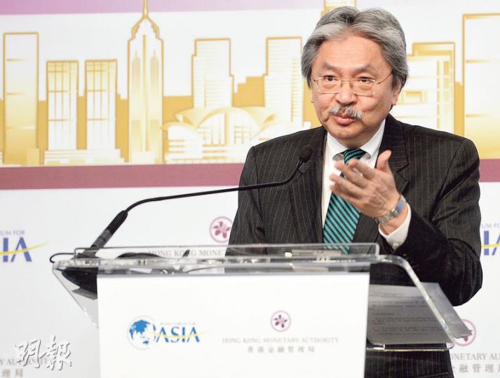 財政司長曾俊華昨日出席活動致辭時表示,美國加息、歐日經濟脆弱、各地央行政策各異,以及英國脫歐,令「完美風暴」所需條件均已集齊;是自2014年後「財爺」第二次提出「完美風暴」的憂慮。(劉竣陶攝) 財政司長曾俊華昨日出席活動致辭時表示,美國加息、歐日經濟脆弱、各地央行政策各異,以及英國脫歐,令「完美風暴」所需條件均已集齊;是自2014年後「財爺」第二次提出「完美風暴」的憂慮。(劉竣陶攝)