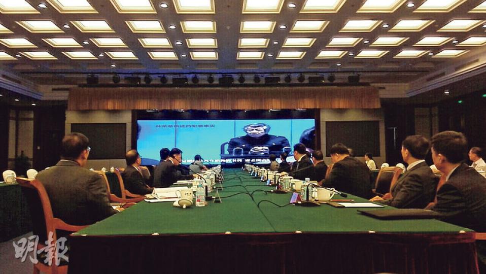 內地公安與港府官員商討通報機制的磋商會議上,寧波巿公安局報告林榮基案的調查,並播放林榮基在內地接受調查的片段。(鄭海龍攝)律政司長袁國強(左)與保安局長黎棟國昨日與多名港官到內地,與公安部長郭聲琨(右)會晤,商討如何改善中港兩地的通報機制。(鄭海龍攝) 內地公安與港府官員商討通報機制的磋商會議上,寧波巿公安局報告林榮基案的調查,並播放林榮基在內地接受調查的片段。(鄭海龍攝)律政司長袁國強(左)與保安局長黎棟國昨日與多名港官到內地,與公安部長郭聲琨(右)會晤,商討如何改善中港兩地的通報機制。(鄭海龍攝)