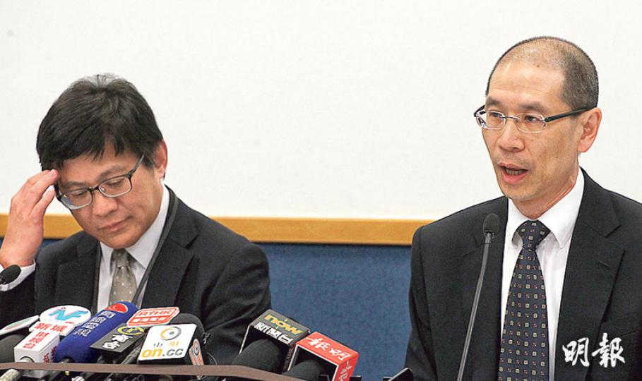 伊利沙伯醫院行政總監盧志遠(右)就譚耀宗割耳瘜肉事件向公眾致歉,但無交代具體懲處安排,調查小組主席何曉輝(左)則說醫護出於好意,不應苛責。(李紹昌攝)公立醫院專科門診「第一優先」病人一般獲安排兩周內診症,民建聯前主席譚耀宗獲外科醫護主動排期,於相識9日後便可診症。圖為伊院日間手術中心昨日情况。(李紹昌攝) 伊利沙伯醫院行政總監盧志遠(右)就譚耀宗割耳瘜肉事件向公眾致歉,但無交代具體懲處安排,調查小組主席何曉輝(左)則說醫護出於好意,不應苛責。(李紹昌攝)公立醫院專科門診「第一優先」病人一般獲安排兩周內診症,民建聯前主席譚耀宗獲外科醫護主動排期,於相識9日後便可診症。圖為伊院日間手術中心昨日情况。(李紹昌攝)