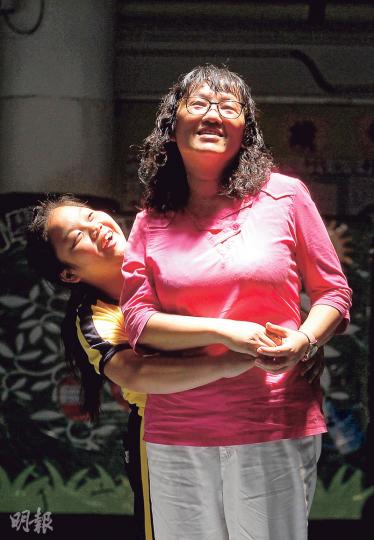 鮮魚行學校學生謝龍兒(左)7歲時曾因母親入院,在老師嚴太(右)家中住了三四個月,對她尤為敬愛,總聽從她的指示。(郭慶輝攝)胡穎(左)昨天放榜後喜極而泣,「老師媽媽」嚴太(右)也為她感高興。原來胡穎在母親離世後甚少在人前哭泣,但有次嚴太特意着鮮魚行前校長梁紀昌探望她,胡穎一見這「校長爸爸」,立即大哭。(林俊源攝) 鮮魚行學校學生謝龍兒(左)7歲時曾因母親入院,在老師嚴太(右)家中住了三四個月,對她尤為敬愛,總聽從她的指示。(郭慶輝攝)胡穎(左)昨天放榜後喜極而泣,「老師媽媽」嚴太(右)也為她感高興。原來胡穎在母親離世後甚少在人前哭泣,但有次嚴太特意着鮮魚行前校長梁紀昌探望她,胡穎一見這「校長爸爸」,立即大哭。(林俊源攝)