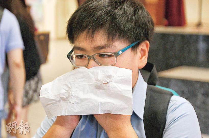油蔴地天主教小學小六男生胡同學（圖）昨收到派位結果後喜極而泣，說﹕「過去一個學年壓力好大，我已經花了更多時間補習與溫習，但成績都只是中等，之前擔心不能獲派首志願，父母都列了12間中學打算叩門。」結果他獲派首志願，但其父隨後還是到鄰近的中華基督教會銘基書院叩門，無奈說﹕「當初是考慮到兒子成績來填志願，但即使獲派首志願，也不是band 1學校」，所以嘗試叩門，希望兒子可入讀band 1英文中學。（李紹昌攝）馮同學（左）昨與母親（右）到銘基書院叩門，馮母指兒子「平日成績不錯，全級排10多名，英文排前五