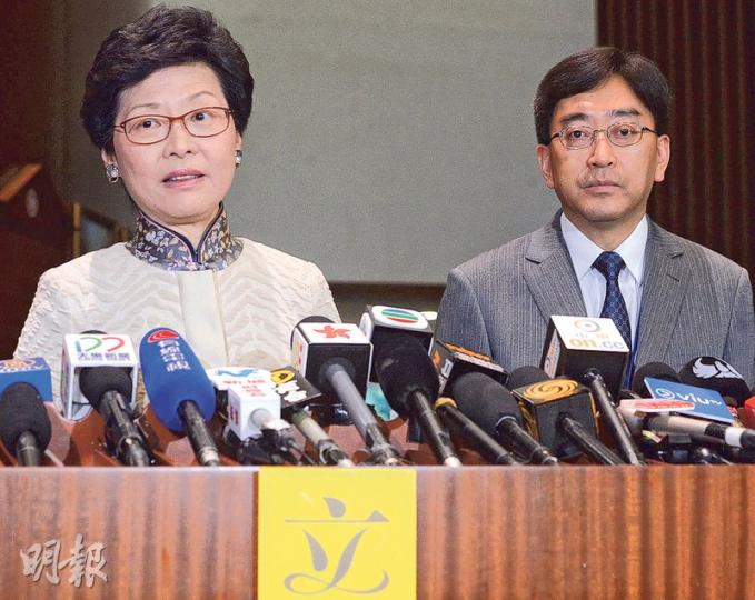 政務司長林鄭月娥(左)昨與食衛局長高永文(右)分別與建制派和民主派立法會議員會面,為《2016年醫生註冊(修訂)條例草案》「箍票」。林太表示,建制派議員都支持條例草案,會面是為他們打氣,鼓勵他們盡量留在議會避免再流會。(劉焌陶攝)民主黨主席劉慧卿(左起)、泛民會議召集人工黨何秀蘭、工黨李卓人,以及公民黨郭家麒,都希望政府可接納郭提出的修正案,又指今日會與病人組織見面,然後再討論三讀時的投票立場。(劉焌陶攝)杏林覺醒成員黃任匡醫生(中)昨批評政府「挑撥離間」,影響醫生和病人的互信關係,亦令他感到痛 政務司長林鄭月娥(左)昨與食衛局長高永文(右)分別與建制派和民主派立法會議員會面,為《2016年醫生註冊(修訂)條例草案》「箍票」。林太表示,建制派議員都支持條例草案,會面是為他們打氣,鼓勵他們盡量留在議會避免再流會。(劉焌陶攝)民主黨主席劉慧卿(左起)、泛民會議召集人工黨何秀蘭、工黨李卓人,以及公民黨郭家麒,都希望政府可接納郭提出的修正案,又指今日會與病人組織見面,然後再討論三讀時的投票立場。(劉焌陶攝)杏林覺醒成員黃任匡醫生(中)昨批評政府「挑撥離間」,影響醫生和病人的互信關係,亦令他感到痛