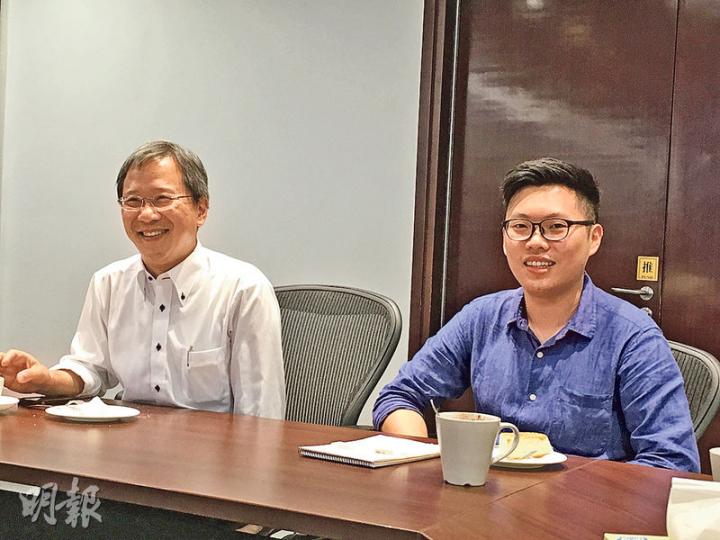 積極考慮競逐連任嘅公民黨郭家麒(左)噚日帶埋計劃排第二出選嘅地區主任冼豪輝(右)同大家見面。(楊康琪攝) 積極考慮競逐連任嘅公民黨郭家麒(左)噚日帶埋計劃排第二出選嘅地區主任冼豪輝(右)同大家見面。(楊康琪攝)