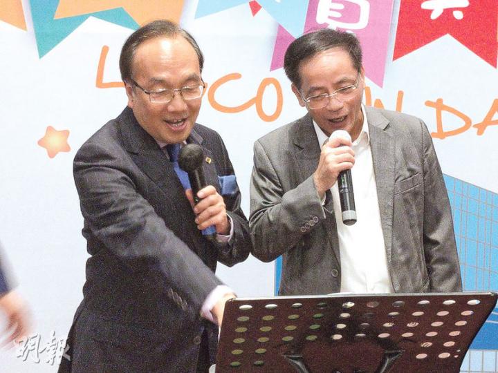 公民黨黨魁梁家傑(左)同民建聯葉國謙(右)喺議會不時針鋒相對,不過兩人即將離任,噚晚放低對立合唱《難為正邪定分界》,輕嘆「彼此也在捱」,成為噚晚歌唱環節嘅高潮。(梁智康攝)唔到兩星期今屆會期就完結,立會噚日舉辦議員記者同樂日,記者爭住同早就講明唔連任嘅主席曾鈺成合照,主席來者不拒,拎起相框道具同記者留個紀念。(梁智康攝) 公民黨黨魁梁家傑(左)同民建聯葉國謙(右)喺議會不時針鋒相對,不過兩人即將離任,噚晚放低對立合唱《難為正邪定分界》,輕嘆「彼此也在捱」,成為噚晚歌唱環節嘅高潮。(梁智康攝)唔到兩星期今屆會期就完結,立會噚日舉辦議員記者同樂日,記者爭住同早就講明唔連任嘅主席曾鈺成合照,主席來者不拒,拎起相框道具同記者留個紀念。(梁智康攝)