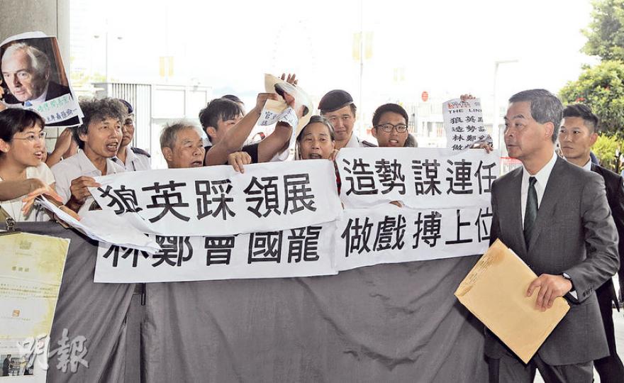 特首梁振英昨出席行政會議前遇到一批反對領展的示威者,他們質疑梁近日批評領展,只為連任造勢。梁昨回應政務司長林鄭月娥早前重啟政改言論,指完成政改亦是自己願望。(郭慶輝攝) 特首梁振英昨出席行政會議前遇到一批反對領展的示威者,他們質疑梁近日批評領展,只為連任造勢。梁昨回應政務司長林鄭月娥早前重啟政改言論,指完成政改亦是自己願望。(郭慶輝攝)