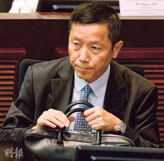 消防處長黎文軒昨於立法會被追問使用「進攻型」救火策略時,首度表示若不進入火場撲滅火警源頭,樓宇或有倒塌危機,對附近居民的物業造成影響。(劉焌陶攝) 消防處長黎文軒昨於立法會被追問使用「進攻型」救火策略時,首度表示若不進入火場撲滅火警源頭,樓宇或有倒塌危機,對附近居民的物業造成影響。(劉焌陶攝)