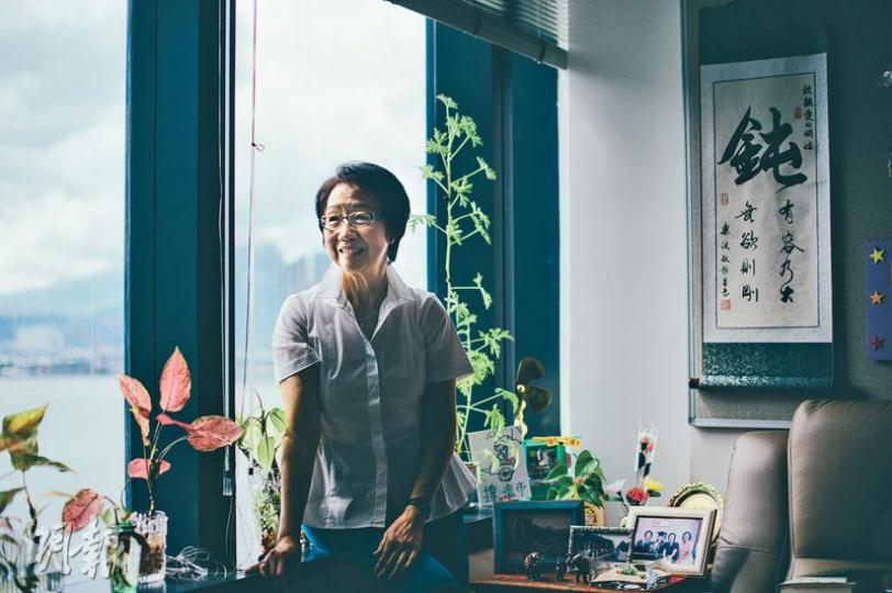 工聯會立法會議員陳婉嫻承認一度對特首梁振英有期望,可惜梁在勞工政策上未有寸進。被問及是否不會支持梁振英連任,陳婉嫻稱會給予梁多一兩月時間。(蘇智鑫攝) 工聯會立法會議員陳婉嫻承認一度對特首梁振英有期望,可惜梁在勞工政策上未有寸進。被問及是否不會支持梁振英連任,陳婉嫻稱會給予梁多一兩月時間。(蘇智鑫攝)