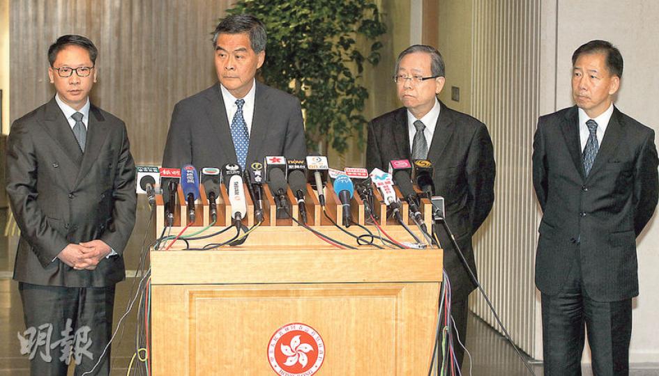 特首梁振英(左二)昨聯同律政司長袁國強(左一)、保安局長黎棟國(右二)及署理警務處長黃志雄(右一),公布前日港府與內地公安會議上商談通報機制的初步成果,包括同意通報時間壓縮到少於14日。(李紹昌攝) 特首梁振英(左二)昨聯同律政司長袁國強(左一)、保安局長黎棟國(右二)及署理警務處長黃志雄(右一),公布前日港府與內地公安會議上商談通報機制的初步成果,包括同意通報時間壓縮到少於14日。(李紹昌攝)