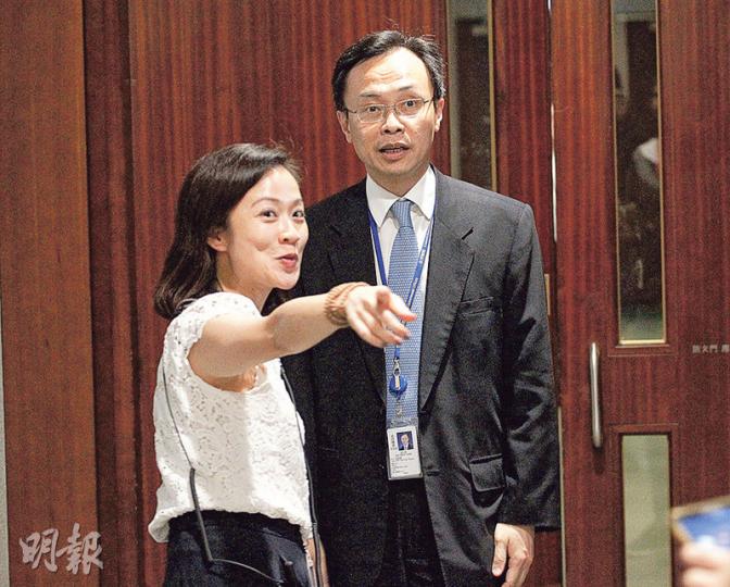 食衛局昨為防流會空群出動,重返該局任常秘的前新聞處長聶德權(右)昨首天上任,都到立法會坐鎮,與該局政治助理陳凱欣(左)一起現身。聶德權說,數日前已開始接手和協助《2016年醫生註冊(修訂)條例草案》的工作。(郭慶輝攝) 食衛局昨為防流會空群出動,重返該局任常秘的前新聞處長聶德權(右)昨首天上任,都到立法會坐鎮,與該局政治助理陳凱欣(左)一起現身。聶德權說,數日前已開始接手和協助《2016年醫生註冊(修訂)條例草案》的工作。(郭慶輝攝)