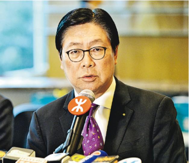 港鐵主席馬時亨昨回應立法會的高鐵調查報告時表示,報告未有提出證據顯示兩名前高層是蓄意隱瞞,強調港鐵不涉任何意圖隱瞞,又稱港鐵會確保高鐵工程的進度,繼續接受公眾及政府監察。(蘇智鑫攝)立法會調查報告不獲專責委員會5名泛民成員簽署確認,胡志偉(左起)、李卓人、范國威、毛孟靜及莫乃光昨另提交「少數報告」,批評運房局於2013年以隱晦措辭「選擇性地陳述資料」。(李紹昌攝) 港鐵主席馬時亨昨回應立法會的高鐵調查報告時表示,報告未有提出證據顯示兩名前高層是蓄意隱瞞,強調港鐵不涉任何意圖隱瞞,又稱港鐵會確保高鐵工程的進度,繼續接受公眾及政府監察。(蘇智鑫攝)立法會調查報告不獲專責委員會5名泛民成員簽署確認,胡志偉(左起)、李卓人、范國威、毛孟靜及莫乃光昨另提交「少數報告」,批評運房局於2013年以隱晦措辭「選擇性地陳述資料」。(李紹昌攝)