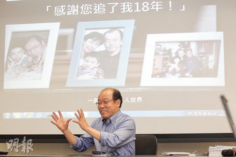 民協馮檢基同傳媒聚會,播放微電影講自己追老婆史,佢強調條片唔係為選舉而做,亦唔肯透露用咗幾多錢。(郭慶輝攝) 民協馮檢基同傳媒聚會,播放微電影講自己追老婆史,佢強調條片唔係為選舉而做,亦唔肯透露用咗幾多錢。(郭慶輝攝)