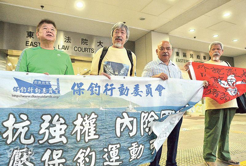 啟豐二號船主羅堪就(左二)昨在社民連成員曾健成(右二)、古思堯(右一)和其他支持者聲援下到庭聽取判刑。(鄧宗弘攝) 啟豐二號船主羅堪就(左二)昨在社民連成員曾健成(右二)、古思堯(右一)和其他支持者聲援下到庭聽取判刑。(鄧宗弘攝)