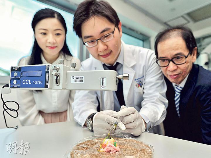 本港近年引入「角膜交聯術」治療圓錐角膜病,即利用含維他命B2的核黃素眼藥水滴在患者眼睛,再照紫外光燈(圖中儀器)一小時以強化角膜細胞。圖為港大眼科學系臨牀助理教授蔡雅君(左起)、施愷廸及代理系主任黎少明用豬眼作示範。(馮凱鍵攝) 本港近年引入「角膜交聯術」治療圓錐角膜病,即利用含維他命B2的核黃素眼藥水滴在患者眼睛,再照紫外光燈(圖中儀器)一小時以強化角膜細胞。圖為港大眼科學系臨牀助理教授蔡雅君(左起)、施愷廸及代理系主任黎少明用豬眼作示範。(馮凱鍵攝)