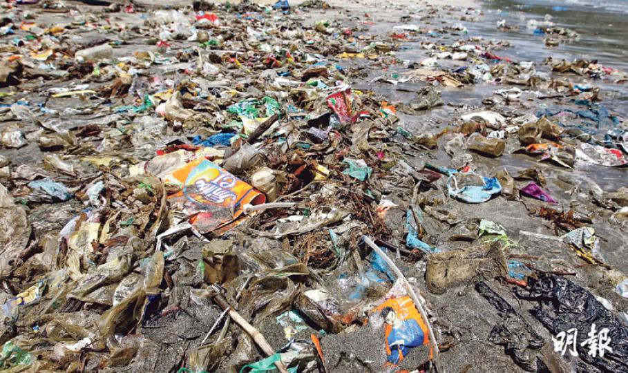 本港南部多個泳灘及沿岸地區發現大量海上垃圾,大嶼山貝澳泳灘屬重災區之一,工人連日加緊清理,昨仍可見泳灘末端有大量垃圾積聚。(林俊源攝)記者昨日到多個泳灘觀察,發現大嶼山稔樹灣及貝澳泳灘仍有大量垃圾,其中包括米袋、膠樽及「抗磨液壓油」等,包裝上均印有簡體字,估計來自內地。(李紹昌、林俊源攝)本報記者昨日到大嶼山多個泳灘觀察,其中貝澳泳灘仍有大量垃圾,部分市民幫忙撿走垃圾,部分泳客則照樣下水玩樂。(林俊源攝) 本港南部多個泳灘及沿岸地區發現大量海上垃圾,大嶼山貝澳泳灘屬重災區之一,工人連日加緊清理,昨仍可見泳灘末端有大量垃圾積聚。(林俊源攝)記者昨日到多個泳灘觀察,發現大嶼山稔樹灣及貝澳泳灘仍有大量垃圾,其中包括米袋、膠樽及「抗磨液壓油」等,包裝上均印有簡體字,估計來自內地。(李紹昌、林俊源攝)本報記者昨日到大嶼山多個泳灘觀察,其中貝澳泳灘仍有大量垃圾,部分市民幫忙撿走垃圾,部分泳客則照樣下水玩樂。(林俊源攝)