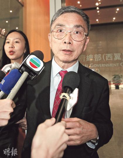 財經事務及庫務局副局長劉怡翔昨晚離開政府總部時回應事件，強調當年擔任按揭證券公司總裁和金管局總裁委員會成員，並無參與討論「新9招」樓市降溫措施，他亦在簽臨約買入兩個單位後，才知道政府擬修訂按揭保險計劃，指自己無利益衝突，根本無嫌可避。（郭慶輝攝）