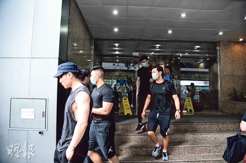 近60名身材健碩的健身教練，昨到九龍灣California FITNESS辦公室追討欠薪後離去。（鄧可盈攝）九龍塘歌和老街1號獨立屋，昨凌晨被發現門口遭貼上多張「尋人啟事」，事後有人將大字報撕去，但仍遺留痕迹。（蔡方山攝）