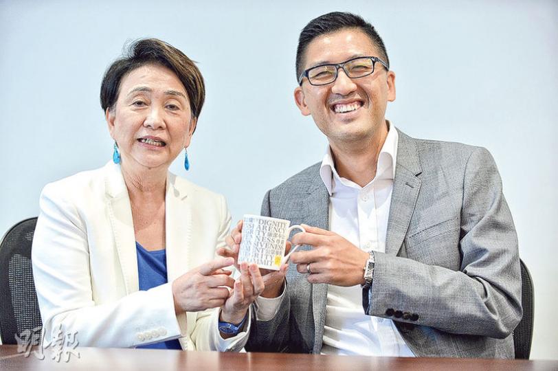 民主黨主席劉慧卿(左)噚日送咗隻立法會嘅杯畀林卓廷(右),杯面印有「廉潔奉公」同「尊嚴」等字眼,希望接棒嘅阿廷可以傳承呢啲美德。 (蘇智鑫攝) 民主黨主席劉慧卿(左)噚日送咗隻立法會嘅杯畀林卓廷(右),杯面印有「廉潔奉公」同「尊嚴」等字眼,希望接棒嘅阿廷可以傳承呢啲美德。 (蘇智鑫攝)