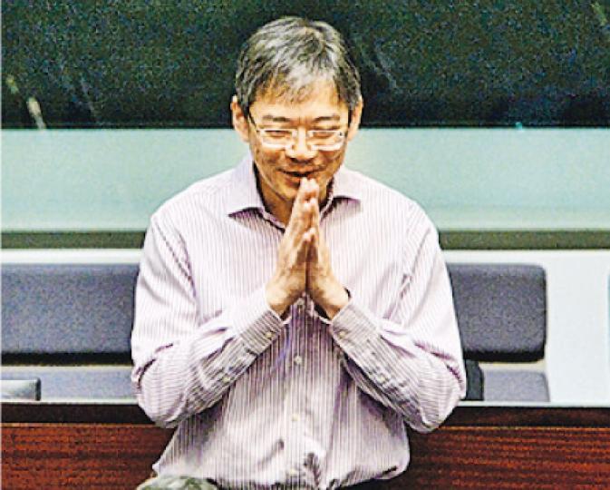 醫學界立法會議員梁家騮（中）昨繼續點人數，部分泛民不支持，梁家騮一度在議事廳向議員合十。（蘇智鑫攝）