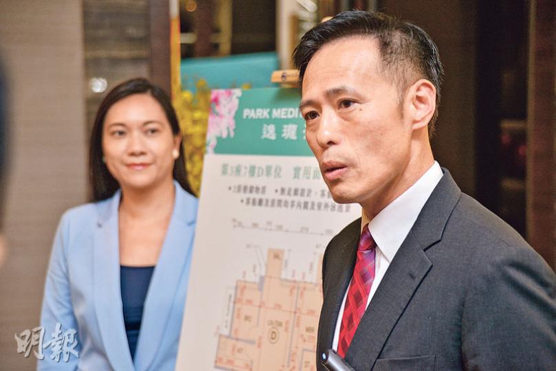 西貢逸瓏海匯首批推售約60伙,預料日內公布價單。信置營業部聯席董事田兆源(圖右)表示,首批將包括「靚則王」戶型,屬2房連儲物室間隔,全項目共設36伙。(黃志東攝) 西貢逸瓏海匯首批推售約60伙,預料日內公布價單。信置營業部聯席董事田兆源(圖右)表示,首批將包括「靚則王」戶型,屬2房連儲物室間隔,全項目共設36伙。(黃志東攝)