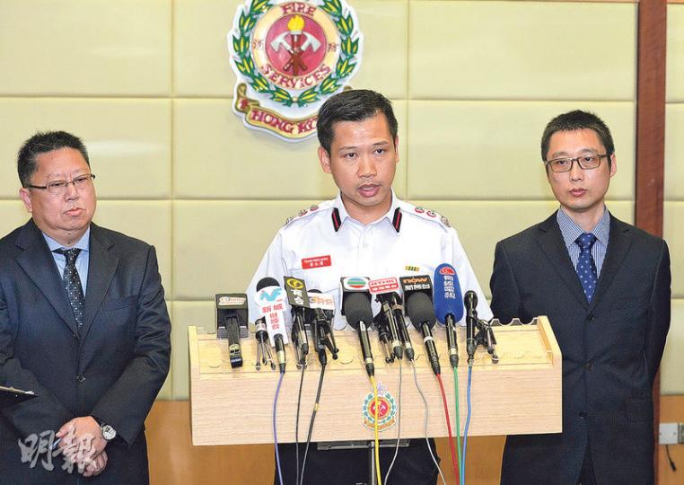 地政總署首席地政主任(土地管制及契約執行)梁閠興(左起)、消防處副消防總長(消防安全)曾永鴻及屋宇署總屋宇測量師(防火規格)潘玉龍昨與15名迷你倉代表會面,促請業界改善管理措施。(楊柏賢攝)前晚深水埗起火工廈內有多個迷你倉,其中7樓的好易存迷你倉外,有人將流動小販的手推車連貨品放在走廊。(蔡方山攝) 地政總署首席地政主任(土地管制及契約執行)梁閠興(左起)、消防處副消防總長(消防安全)曾永鴻及屋宇署總屋宇測量師(防火規格)潘玉龍昨與15名迷你倉代表會面,促請業界改善管理措施。(楊柏賢攝)前晚深水埗起火工廈內有多個迷你倉,其中7樓的好易存迷你倉外,有人將流動小販的手推車連貨品放在走廊。(蔡方山攝)