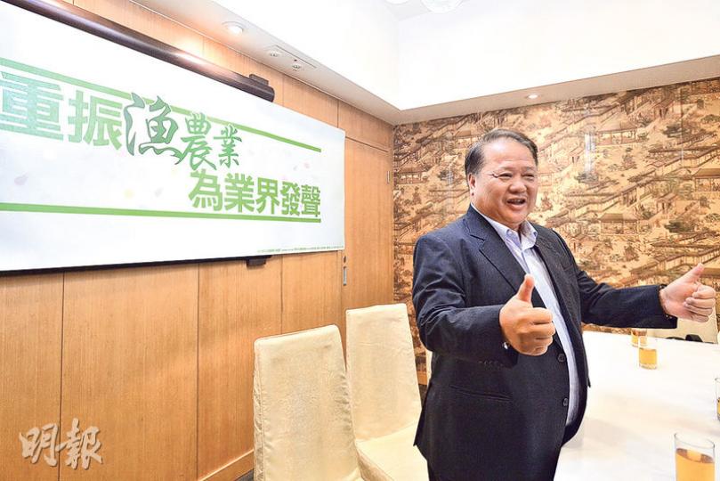 擔任過4屆漁農界立法會議員的黃容根昨「重出江湖」,在一間酒樓舉行記者會,宣布退出民建聯、參選立法會漁農界。他稱業界不滿現任議員何俊賢工作,因此強烈要求自己出戰。(楊柏賢攝) 擔任過4屆漁農界立法會議員的黃容根昨「重出江湖」,在一間酒樓舉行記者會,宣布退出民建聯、參選立法會漁農界。他稱業界不滿現任議員何俊賢工作,因此強烈要求自己出戰。(楊柏賢攝)