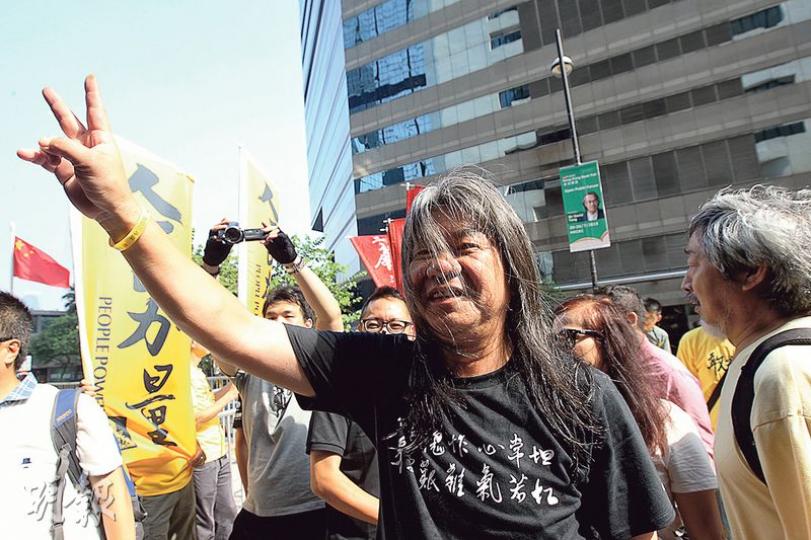 梁國雄昨穿上「行無愧怍心常坦,身處艱難氣若虹」字樣上衣到庭,並與支持者高呼「欲加之罪,何患無辭」。(李紹昌攝) 梁國雄昨穿上「行無愧怍心常坦,身處艱難氣若虹」字樣上衣到庭,並與支持者高呼「欲加之罪,何患無辭」。(李紹昌攝)