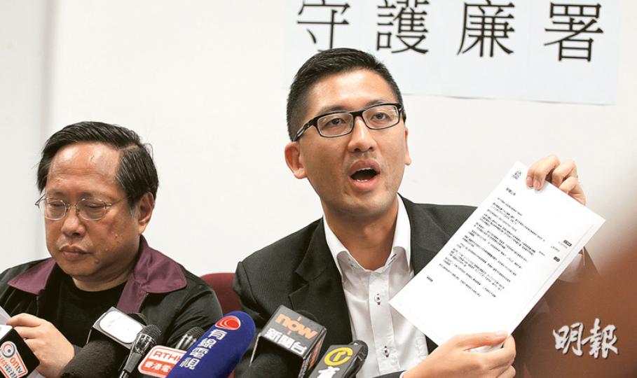 廉政公署署任執行處首長李寶蘭近日在突然被取消署任安排後離職,民主黨北區區議員、廉署前調查主任林卓廷(右)質疑特首梁振英有參與當中決定。立法會議員何俊仁(左)並引述消息,指廉署就UGL案向特首辦及行政會議索取特首梁振英的申報資料,近一年仍未收到回覆。(李紹昌攝) 廉政公署署任執行處首長李寶蘭近日在突然被取消署任安排後離職,民主黨北區區議員、廉署前調查主任林卓廷(右)質疑特首梁振英有參與當中決定。立法會議員何俊仁(左)並引述消息,指廉署就UGL案向特首辦及行政會議索取特首梁振英的申報資料,近一年仍未收到回覆。(李紹昌攝)