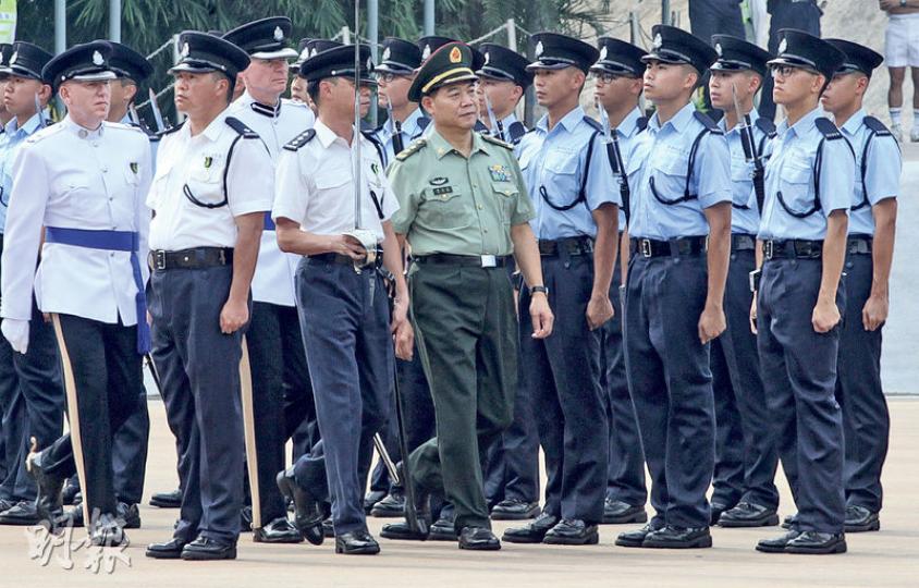 解放軍駐香港部隊司令員譚本宏(綠衫者)昨為警察結業會操擔任檢閱官,為佔領運動以來首次有駐軍司令員出席警方結業會操。(李紹昌攝) 解放軍駐香港部隊司令員譚本宏(綠衫者)昨為警察結業會操擔任檢閱官,為佔領運動以來首次有駐軍司令員出席警方結業會操。(李紹昌攝)