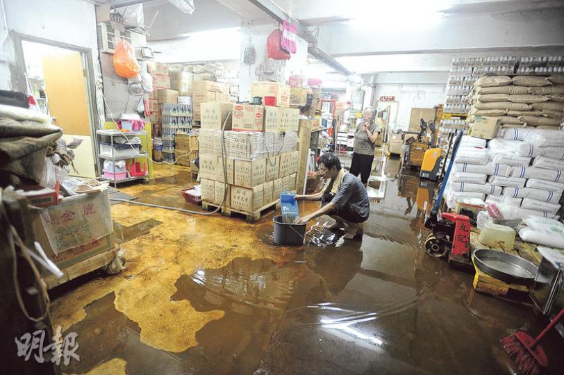 警方昨午解封深水埗昌發工廈部分樓層後,租戶及業主紛紛趕返公司查看損毁情况,有人忙於清理貨倉地面積水。(衛永康攝)從事成衣生意的鍾小姐在起火8樓同層租用單位擺放數十萬元貨物,因無買保險擔心貨物盡毁血本無歸。(李大煒攝) 警方昨午解封深水埗昌發工廈部分樓層後,租戶及業主紛紛趕返公司查看損毁情况,有人忙於清理貨倉地面積水。(衛永康攝)從事成衣生意的鍾小姐在起火8樓同層租用單位擺放數十萬元貨物,因無買保險擔心貨物盡毁血本無歸。(李大煒攝)
