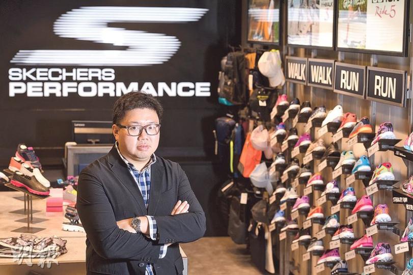 Skechers香港及東南亞地區業務總裁梁成永(圖)認為,香港作為國際購物地標,能夠進駐黃金地段,可提升品牌形象。(黃志東攝)Skechers位於銅鑼灣旗艦店於上周五(8日)開幕,總面積近5000平方呎。(黃志東攝) Skechers香港及東南亞地區業務總裁梁成永(圖)認為,香港作為國際購物地標,能夠進駐黃金地段,可提升品牌形象。(黃志東攝)Skechers位於銅鑼灣旗艦店於上周五(8日)開幕,總面積近5000平方呎。(黃志東攝)