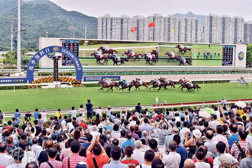 馬季昨煞科,一眾馬迷於沙田馬場投入觀賽,全日兩個馬場有逾4.5萬人觀賽,創4年來煞科日新高;今季總投注額逾1061億元,是歷來第二高紀錄。(馮凱鍵攝) 馬季昨煞科,一眾馬迷於沙田馬場投入觀賽,全日兩個馬場有逾4.5萬人觀賽,創4年來煞科日新高;今季總投注額逾1061億元,是歷來第二高紀錄。(馮凱鍵攝)